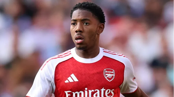 Myles Lewis-Skelly, jogador do Arsenal, em campo, é um grande alvo do Chelsea. Foto: Justin Setterfield/Getty Images