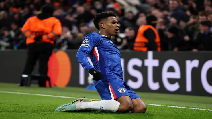 Estêvão comemora seu gol em Chelsea x Barcelona pela Champions League - Justin Setterfield/Getty Images