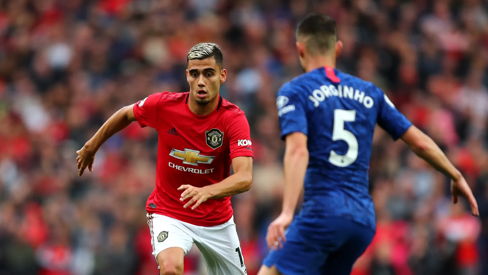 Andreas Pereira sendo marcado por Jorginho na Premier League