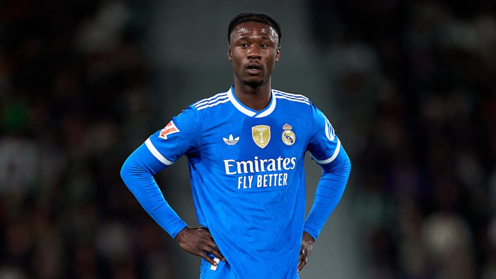 Jogador do Real Madrid, Camavinga aparece concentrado e com as mãos no quadril enquanto vê jogo. Foto: Angel Martinez/Getty Images.