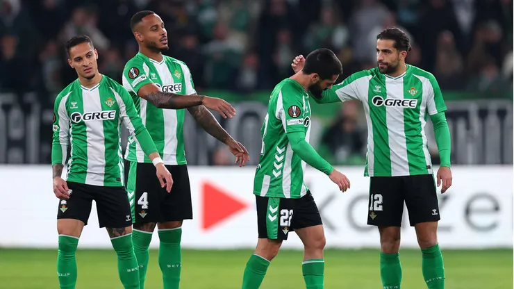 Isco, retornando de lesão, precisa ser substituído após choque com Amrabat. Foto: Fran Santiago/Getty Images