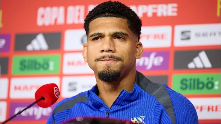 Ronald Araujo segue abalado com a expulsão. Foto: Fran Santiago/Getty Images