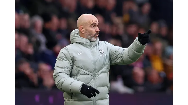 Enzo Maresca, técnico do Chelsea, faz sinalização durante jogo. (Photo by Nathan Stirk/Getty Images)