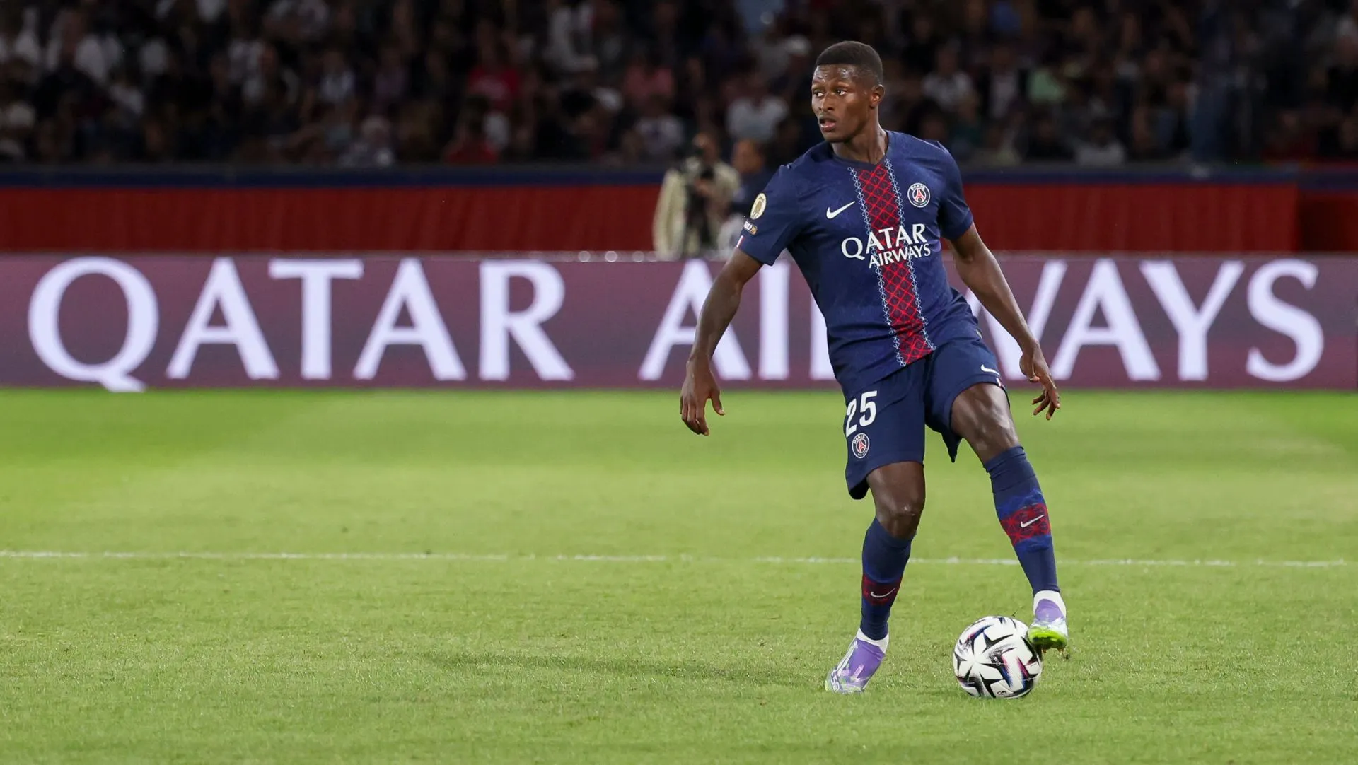 Nuno Mendes controla a bola durante partida da Ligue 1. Foto: Catherine Steenkeste/Getty Images