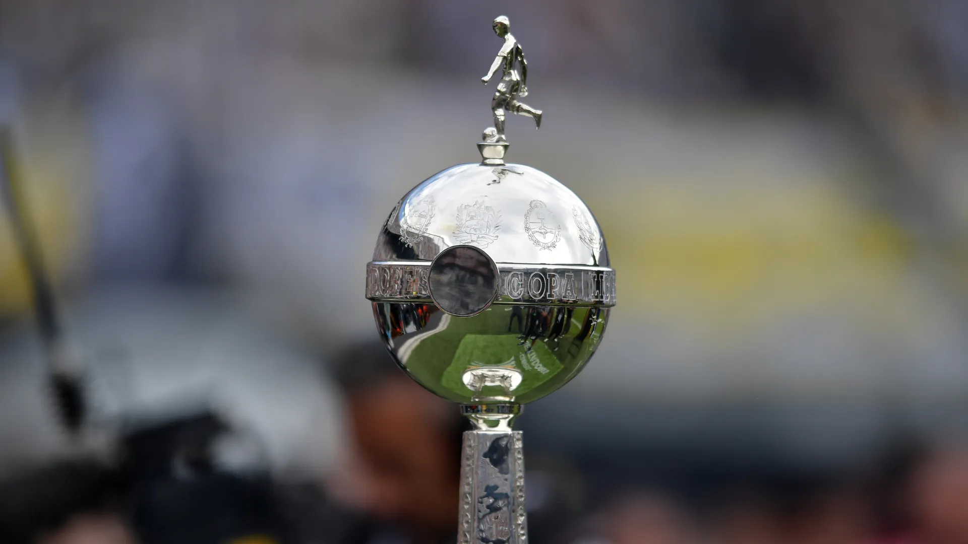 Troféu da Libertadores visto de lado