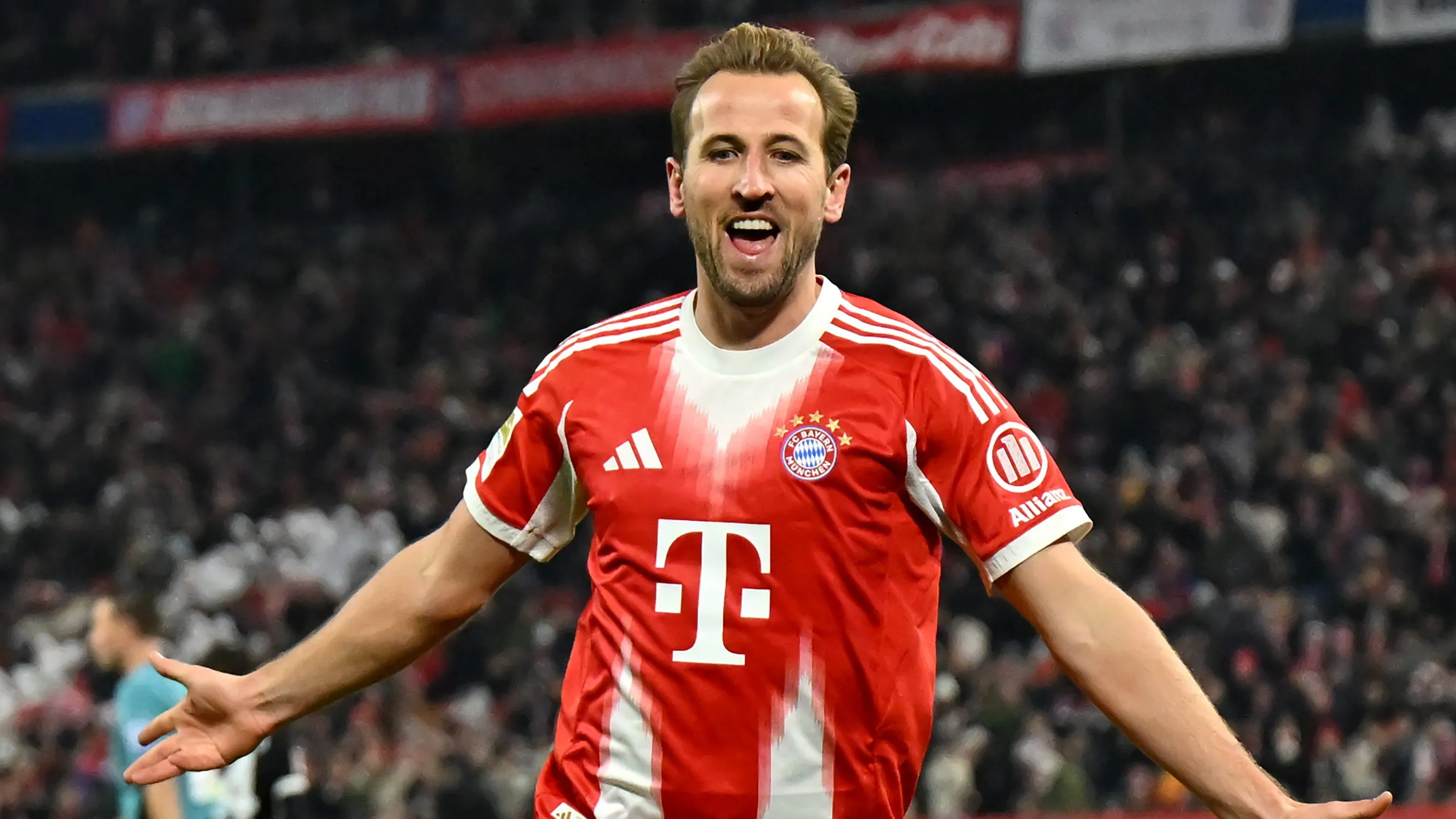 Harry Kane, do Bayern de Munique, em campo, de camisa vermelha, comemorando
