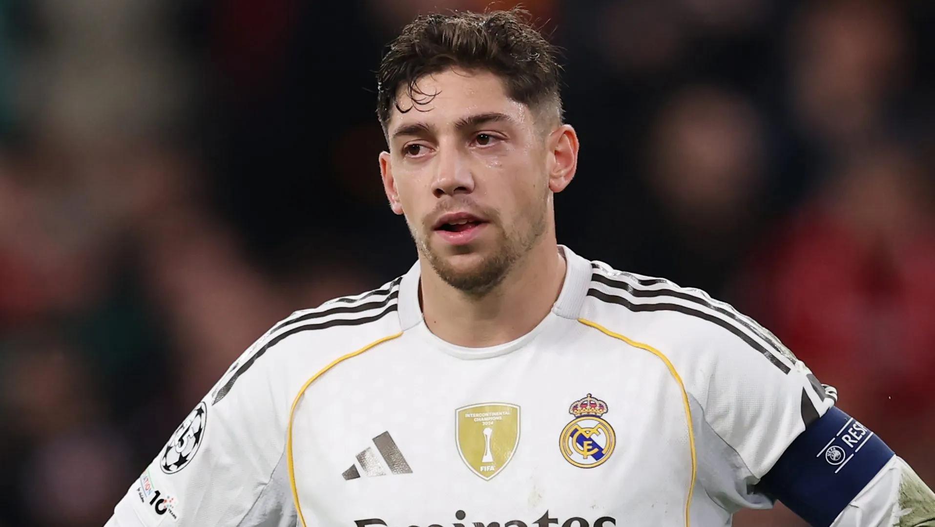 Federico Valverde aparece com as mãos na cintura durante o jogo do Real Madrid
