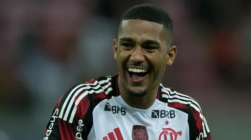 Samuel Lino prioriza permanecer no Flamengo. Foto: Foto: Marlon Costa/AGIF