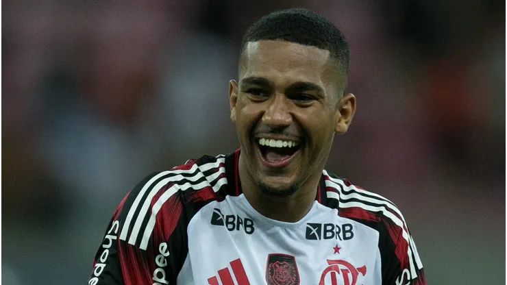 Samuel Lino prioriza permanecer no Flamengo. Foto: Foto: Marlon Costa/AGIF