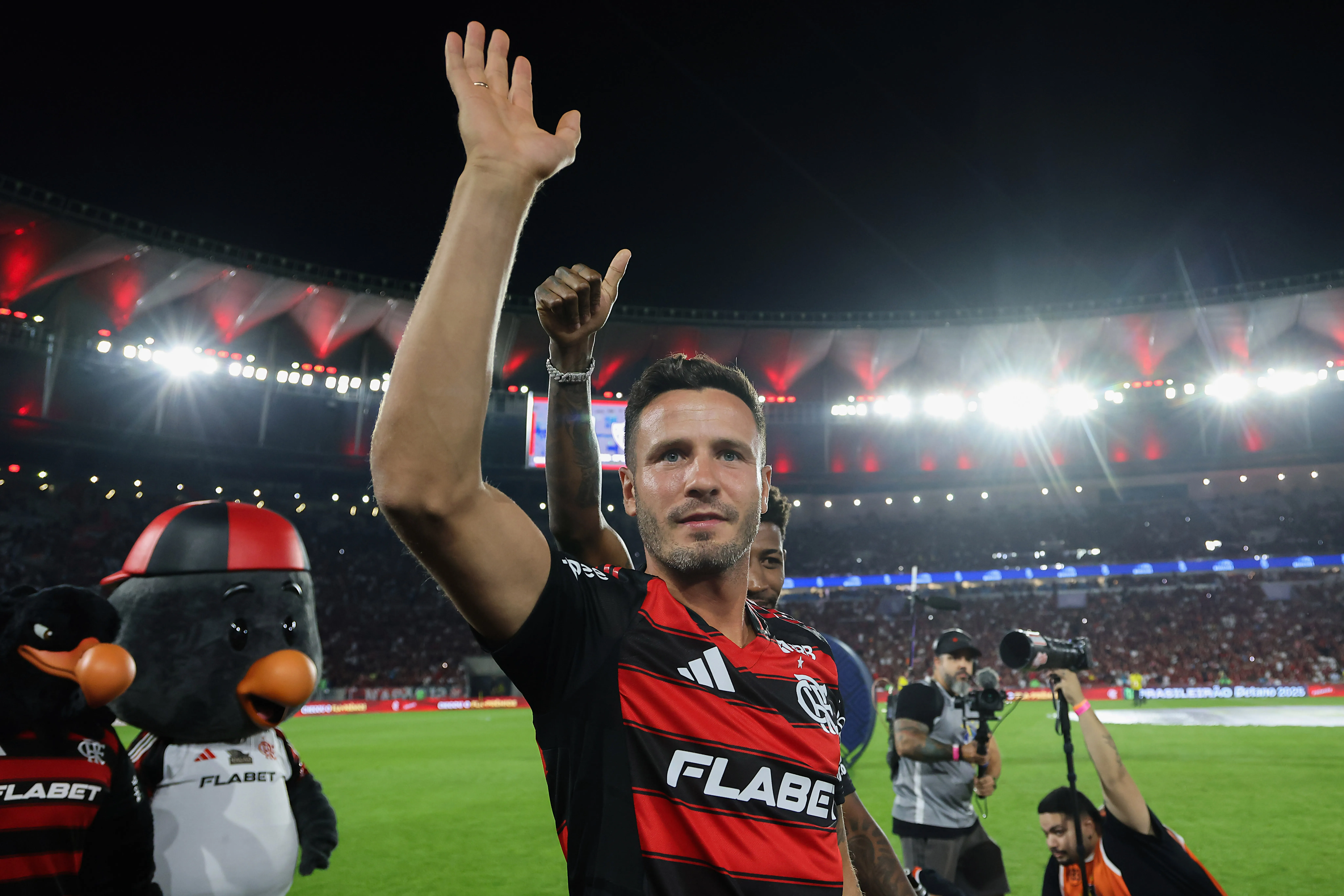 Flamengo apresenta o recém-contratado Saúl Ñíguez antes da partida entre Flamengo e Atlético Mineiro no Brasileirão 2025, no Estádio do Maracanã, em 27 de julho de 2025, no Rio de Janeiro, Brasil. (Foto de Wagner Meier/Getty Images)