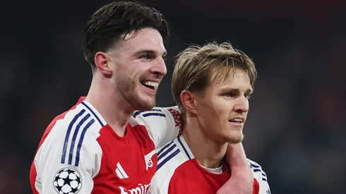 Rice e Odegaard aparecem comemorando pelo Arsenal. Foto: Alex Pantling/Getty Images