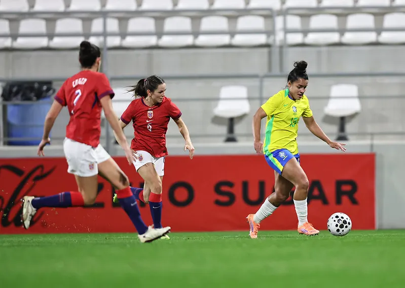 Brasil foi melhor nas estatitiscas ofensivas durante a primeira parte- Foto: Lívia Villas Boas/CBF