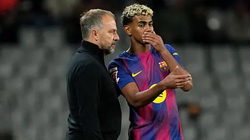 Hansi Flick faz cobrança a Lamine Yamal. Alex Caparros/Getty Images