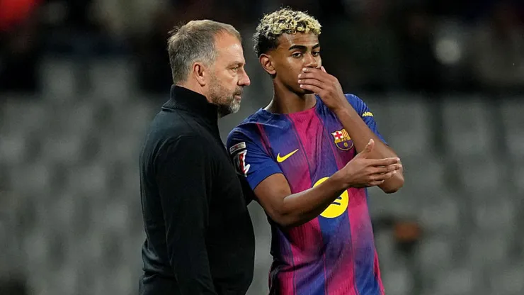 Hansi Flick faz cobrança a Lamine Yamal. Alex Caparros/Getty Images