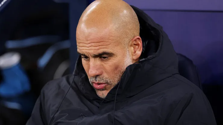 Pep Guardiola em banco de reserva no Manchester City. Stu Forster/Getty Images.