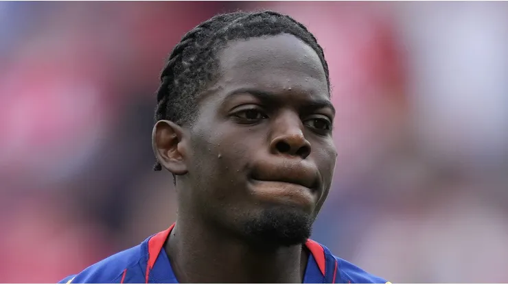 Chelsea surge como favorito para contratar Castello Lukeba, enquanto Liverpool segue na concorrência; multa recua de €90 mi para €80 mi no próximo verão europeu. (Foto: Pau Barrena/Getty Images)