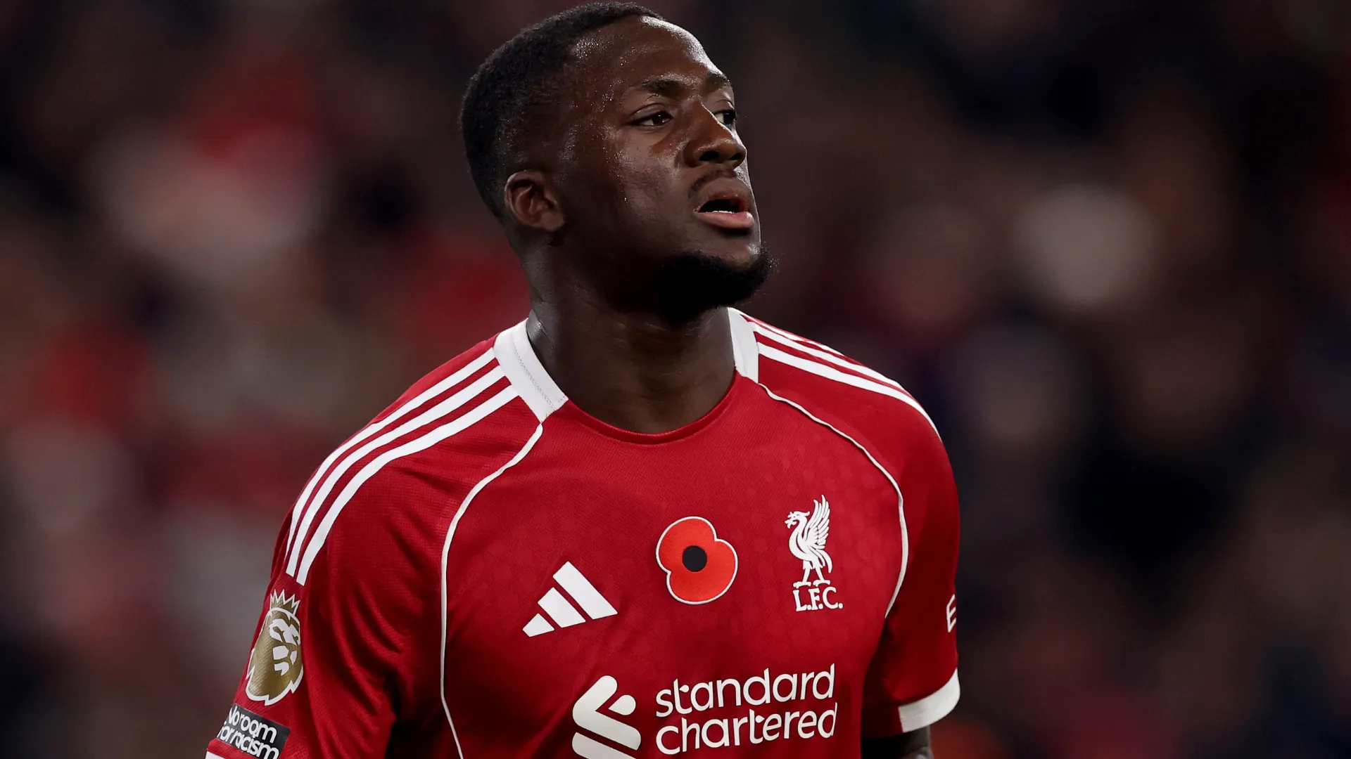 Konaté aparece olhando para o lado durante o jogo do Liverpool