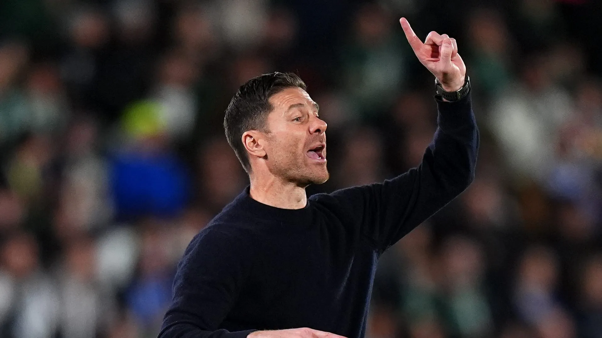Xabi Alonso gesticulando na área técnica do Real Madrid