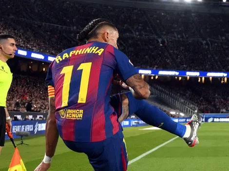 Raphinha estende a mão: o gesto do jogador para um cabisbaixo Flick