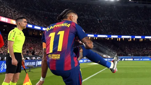 Embora o Barcelona tenha vencido o Alavés por 3 a 1, o técnico Hansi Flick deixou o gramado visivelmente contrariado. Observado em conversa ríspida com Raphinha, o alemão atribuiu seu descontentamento às decisões da arbitragem, que expulsou os auxiliares De la Fuente e Sorg, sem prestar esclarecimentos. (Foto: David Ramos/Getty Images)