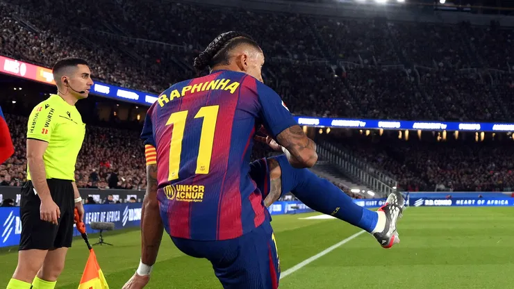 Embora o Barcelona tenha vencido o Alavés por 3 a 1, o técnico Hansi Flick deixou o gramado visivelmente contrariado. Observado em conversa ríspida com Raphinha, o alemão atribuiu seu descontentamento às decisões da arbitragem, que expulsou os auxiliares De la Fuente e Sorg, sem prestar esclarecimentos. (Foto: David Ramos/Getty Images)