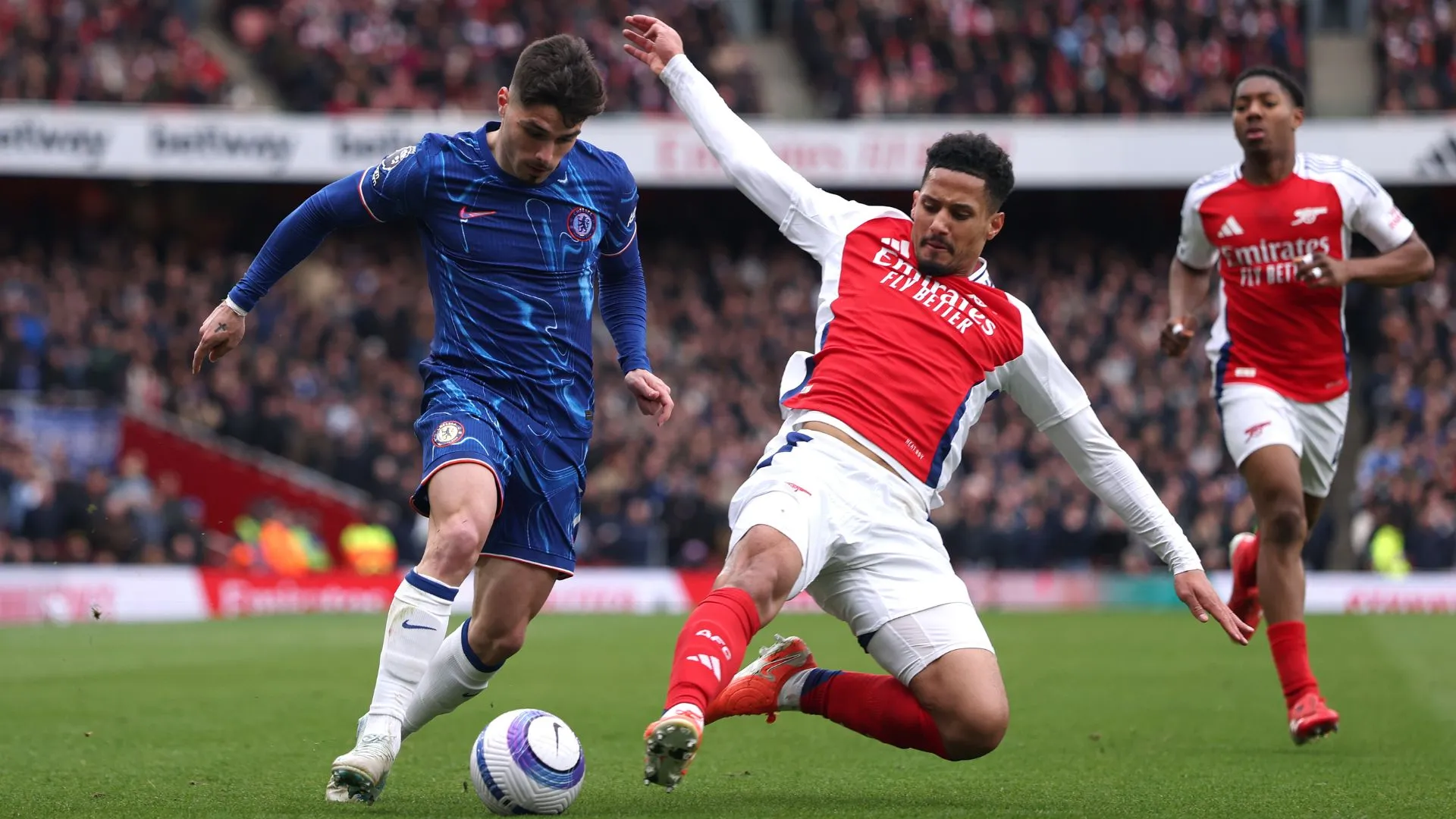 Quem sairá como vencedor do clássico entre Chelsea e Arsenal pela Premier League? (foto: Alex Pantling/Getty Images)