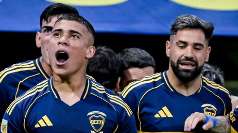 Ayrton Costa, do Boca Juniors, comemora com seus companheiros após vitória sobre o Argentinos Juniors. (Photo by Marcelo Endelli/Getty Images)