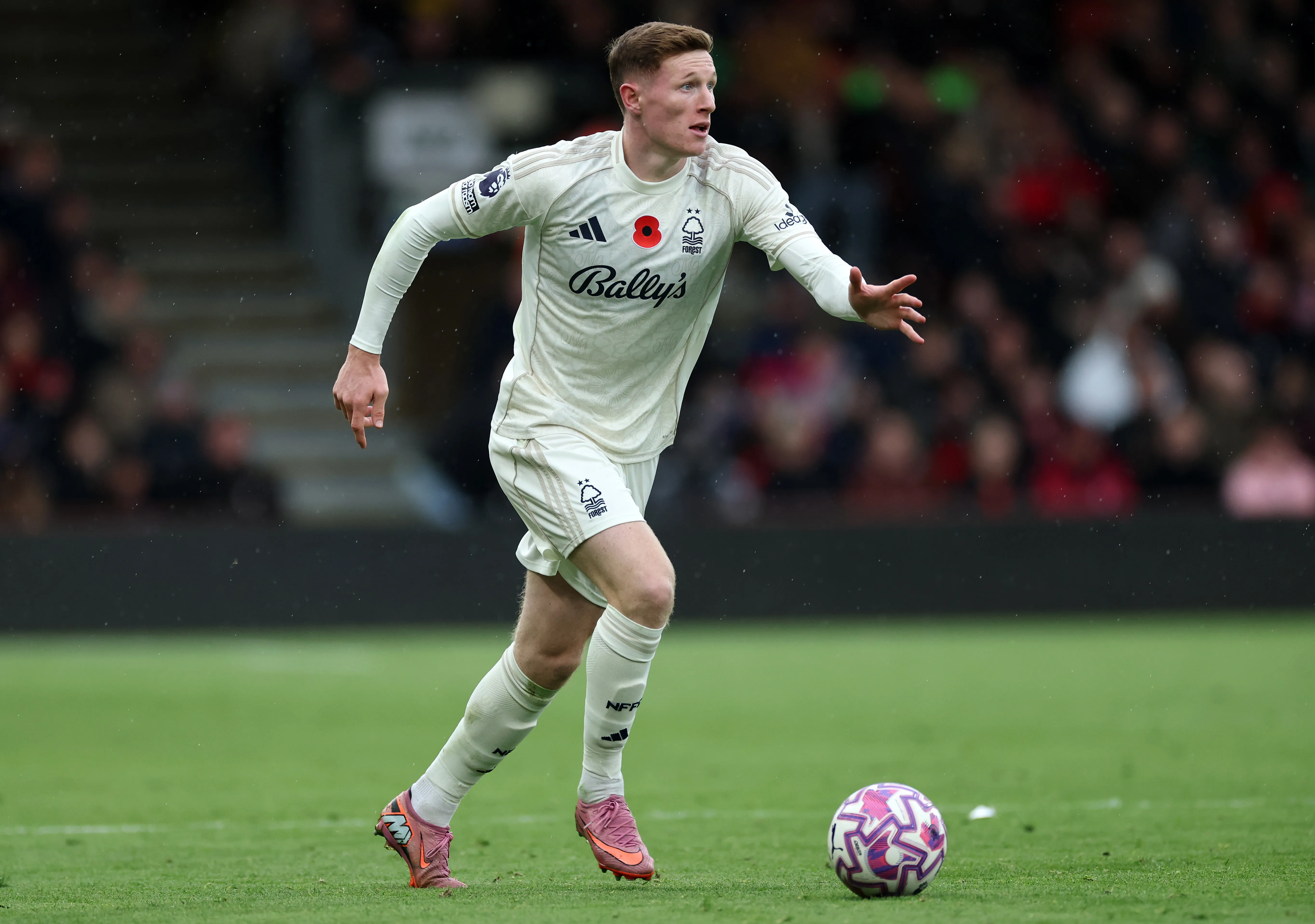 Elliot Anderson, alvo do Manchester City, pelo Nottingham Forest. Foto: Eddie Keogh/Getty Images
