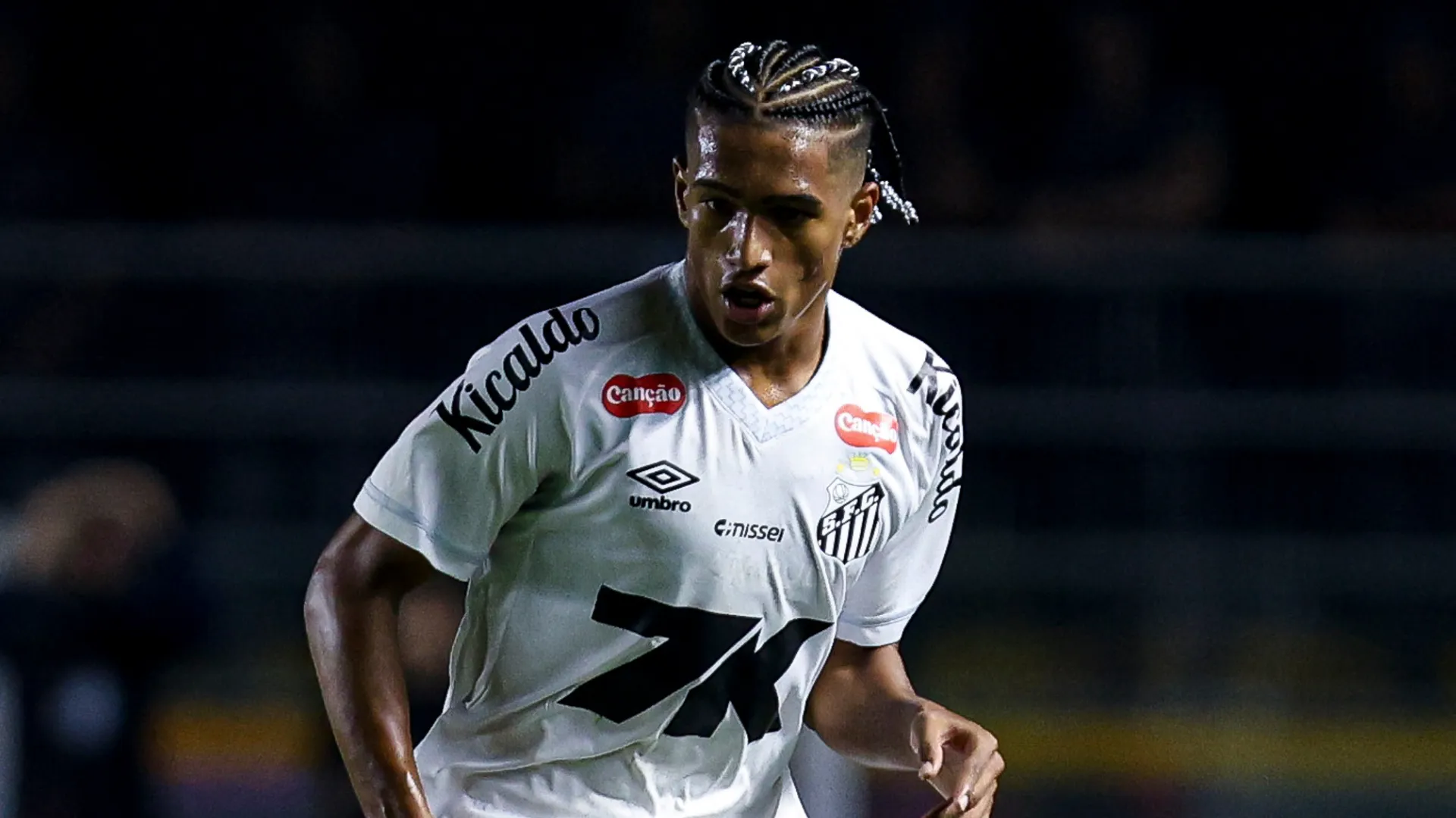 Souza com a camisa do Santos durante partida