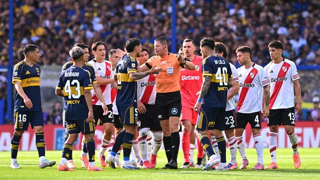 Jogadores do Boca Juniors e River Plate durante Torneio Apertura. Foto: Rodrigo Valle/Getty Images