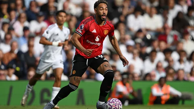Matheus Cunha em ação durante a partida da Premier League. Foto: Mike Hewitt/Getty Images