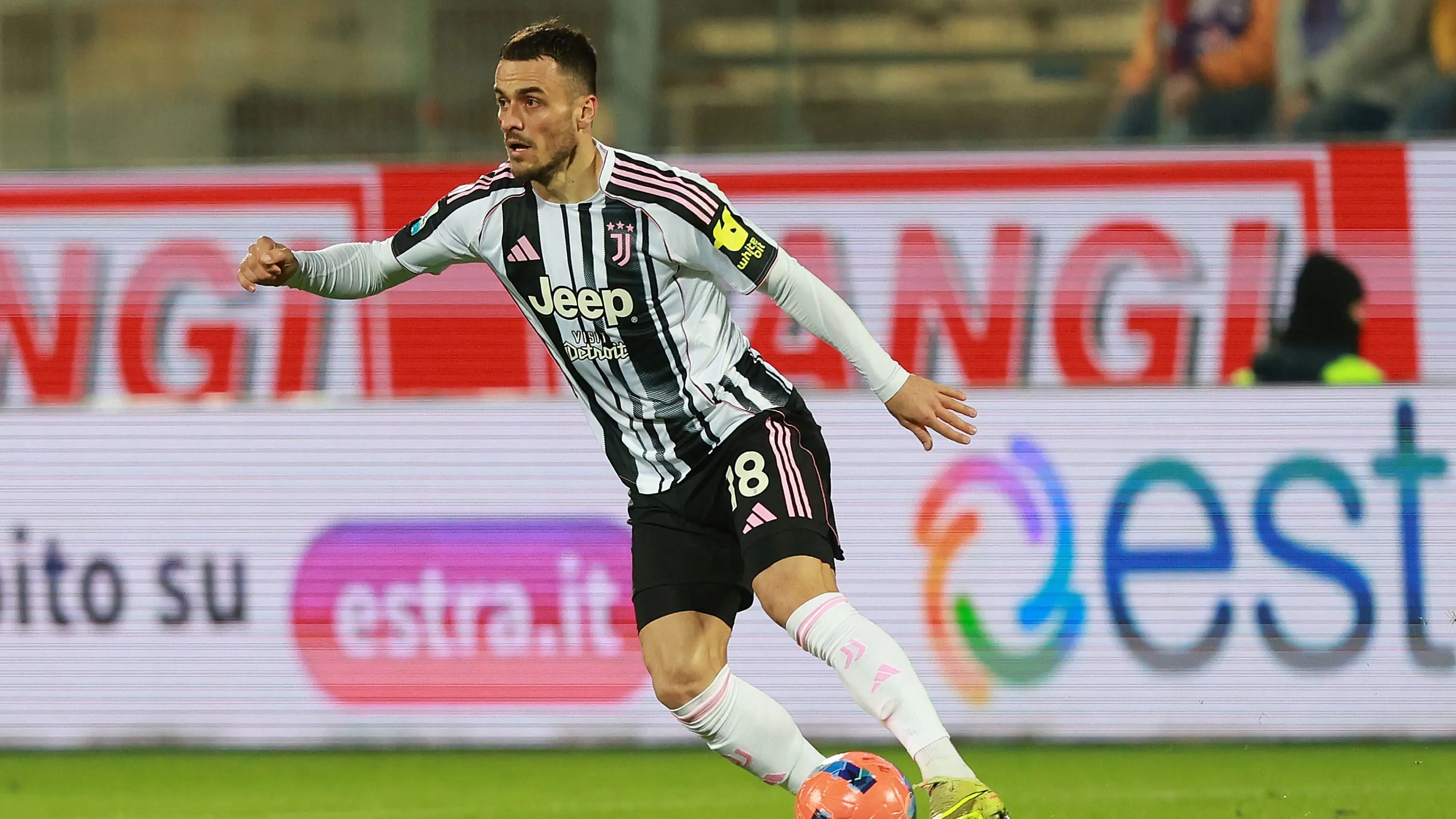 Kostic, alvo do Benfica, em jogo da Juventus. Foto: Gabriele Maltinti/Getty Images