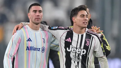 Vlahovic e Kenan Yildiz, jogadores da Juventus, durante jogo da equipe. (Photo by Valerio Pennicino/Getty Images)