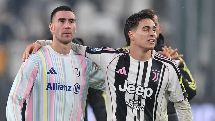 Vlahovic e Kenan Yildiz, jogadores da Juventus, durante jogo da equipe. (Photo by Valerio Pennicino/Getty Images)