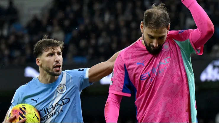 Donnarumma, goleiro titular do Man City, e Ruben Dias, capitão da equipe. (Photo by Shaun Botterill/Getty Images)