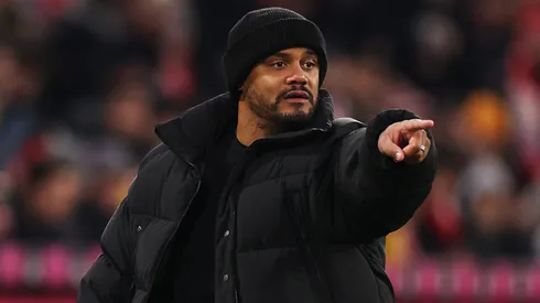 Vincent Kompany, técnico do Bayern, faz ação com a mão durante partida. (Photo by Adam Pretty/Getty Images)