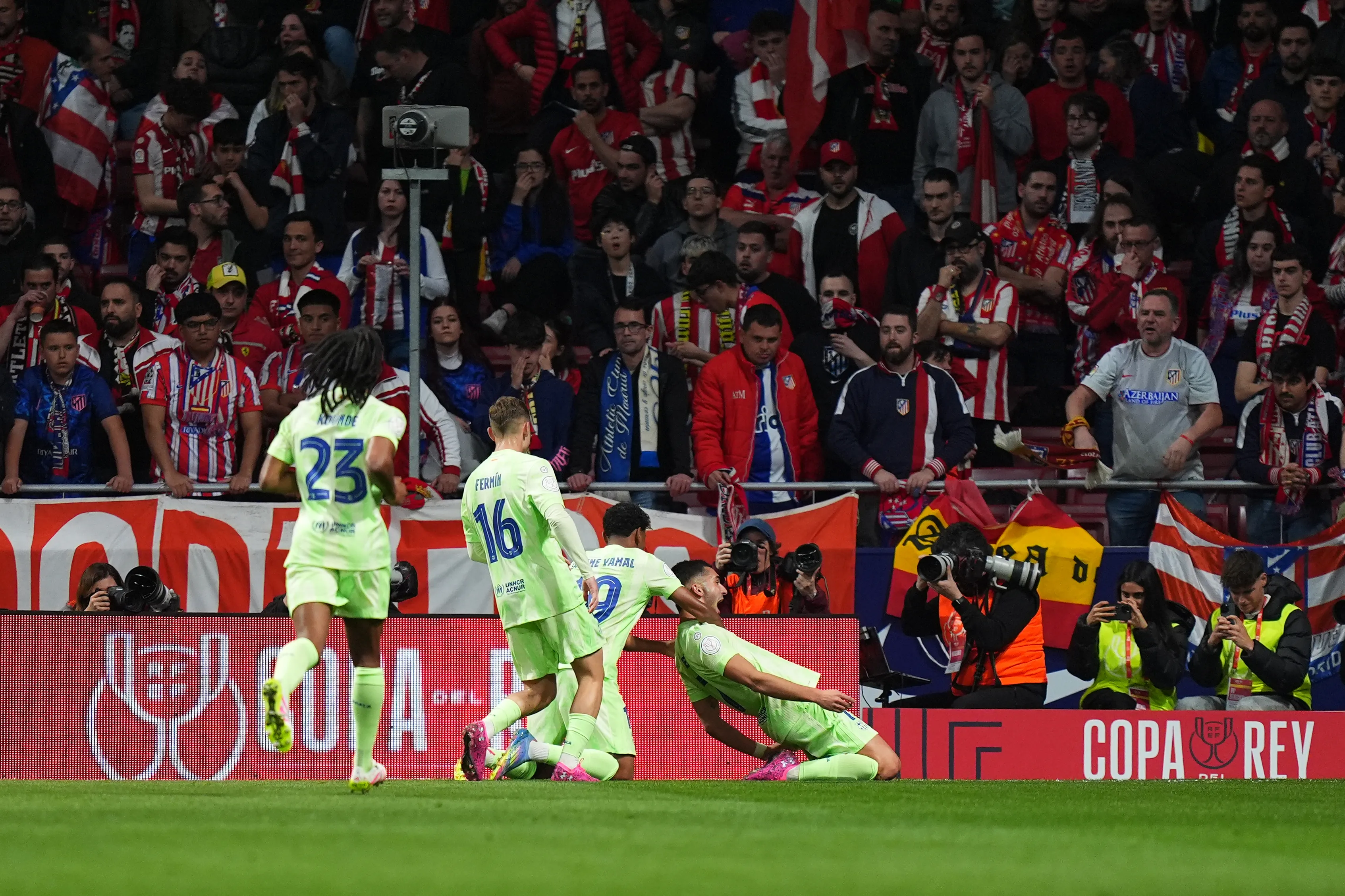 Ferran Torres, do FC Barcelona, ​​comemora após marcar o primeiro gol de sua equipe durante a partida semifinal da Copa do Rei entre Atlético de Madrid e FC Barcelona, ​​no Estádio Air Metropolitano de Riade, em 2 de abril de 2025, em Madri, Espanha. Equipes voltam a se enfrentar nesta terça (02). (Foto de Angel Martinez/Getty Images)