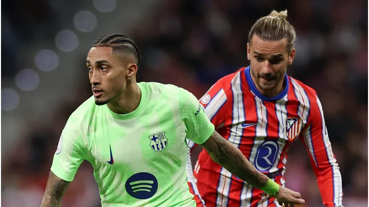 Griezmann e Raphinha, em campo, em Barcelona x Atlético de Madrid. Equipes se enfrentam nesta terça (02) (FOTO: Florencia Tan Jun/Getty Images)