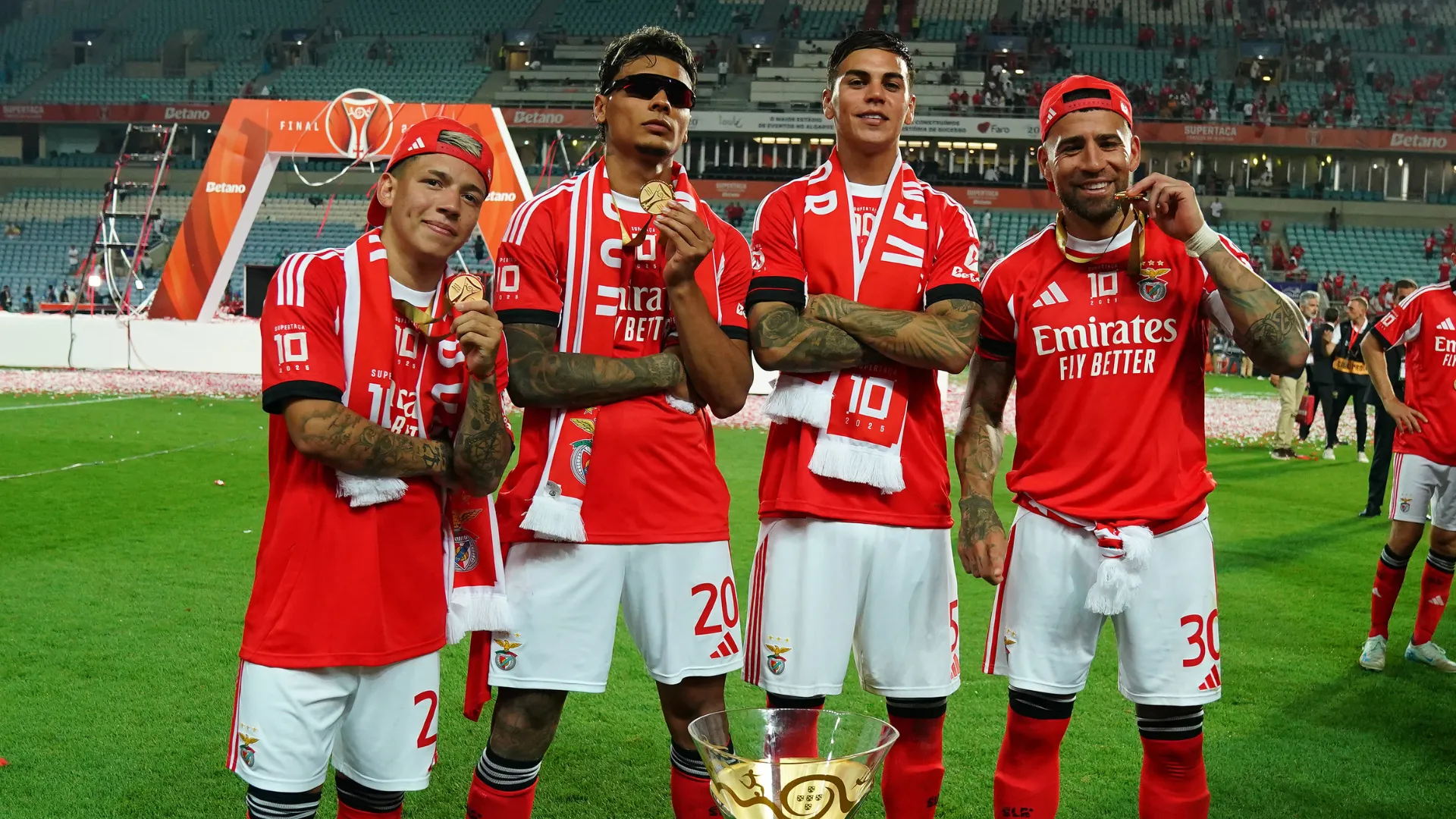 Jogadores do Benfica comemorando título