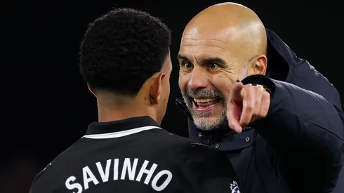 Pep Guardiola e Savinho durante partida do Manchester City contra o Fulham. Foto: Justin Setterfield/Getty Images