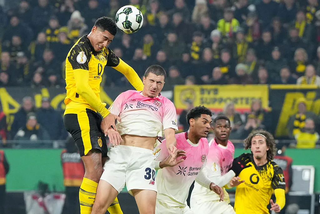 Ibrahim Maza disputa a bola em jogo contra o Dortmund.  Pau Barrena/Getty Images.