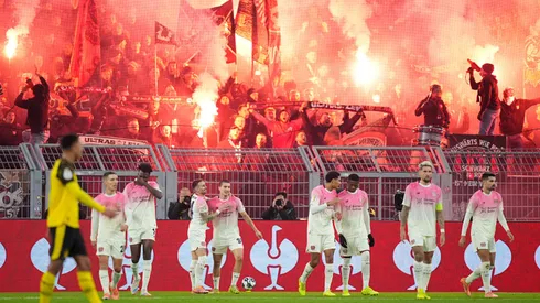 Jogadores do Bayer Leverkusen comemoram vitória. Pau Barrena/Getty Images