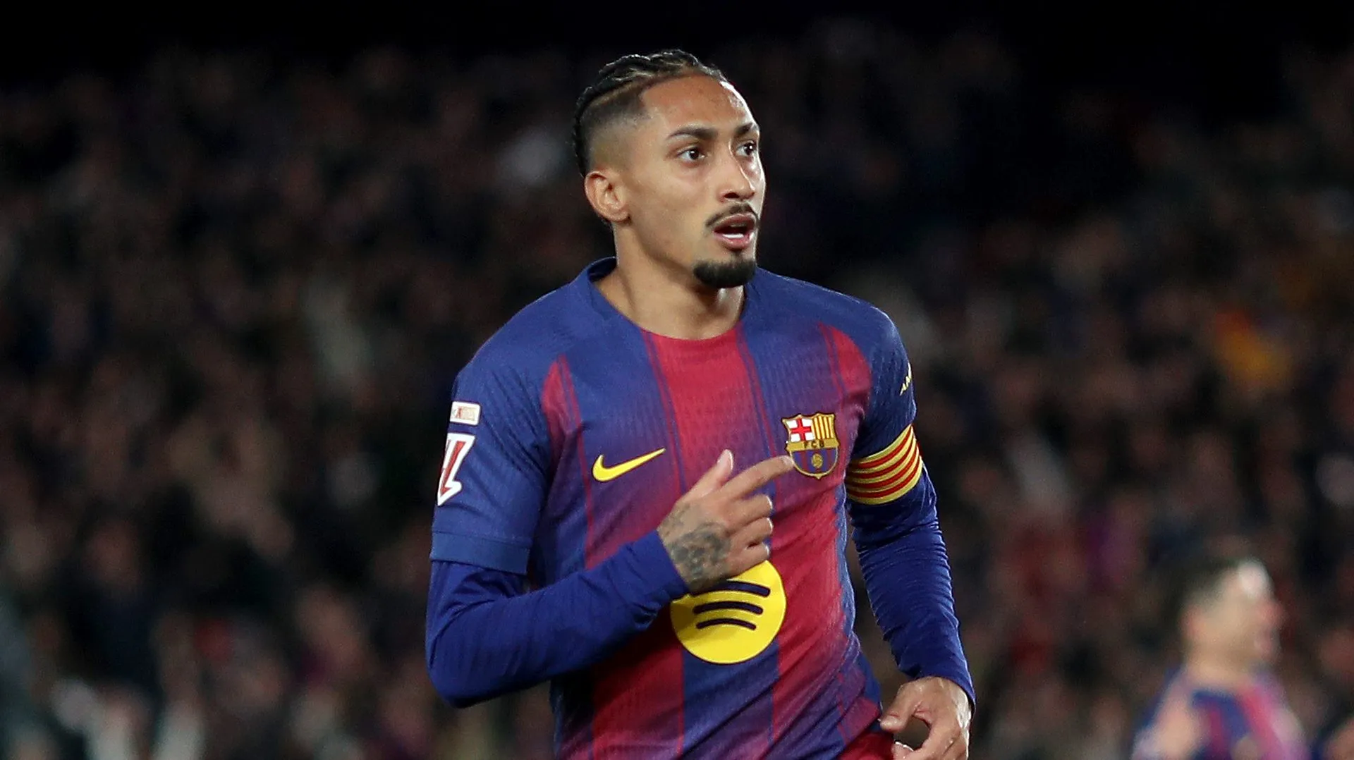 Raphinha comemorando gol com a camisa blaugrana do Barcelona