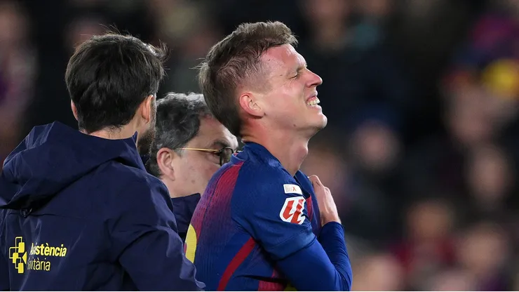 Barcelona liga alerta após Dani Olmo deslocar ombro pela segunda vez na carreira. (Photo by David Ramos/Getty Images)