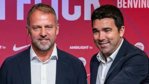 Deco, diretor esportivo do Barcelona e Hansi Flick, treinador do time, lado a lado, em apresentação