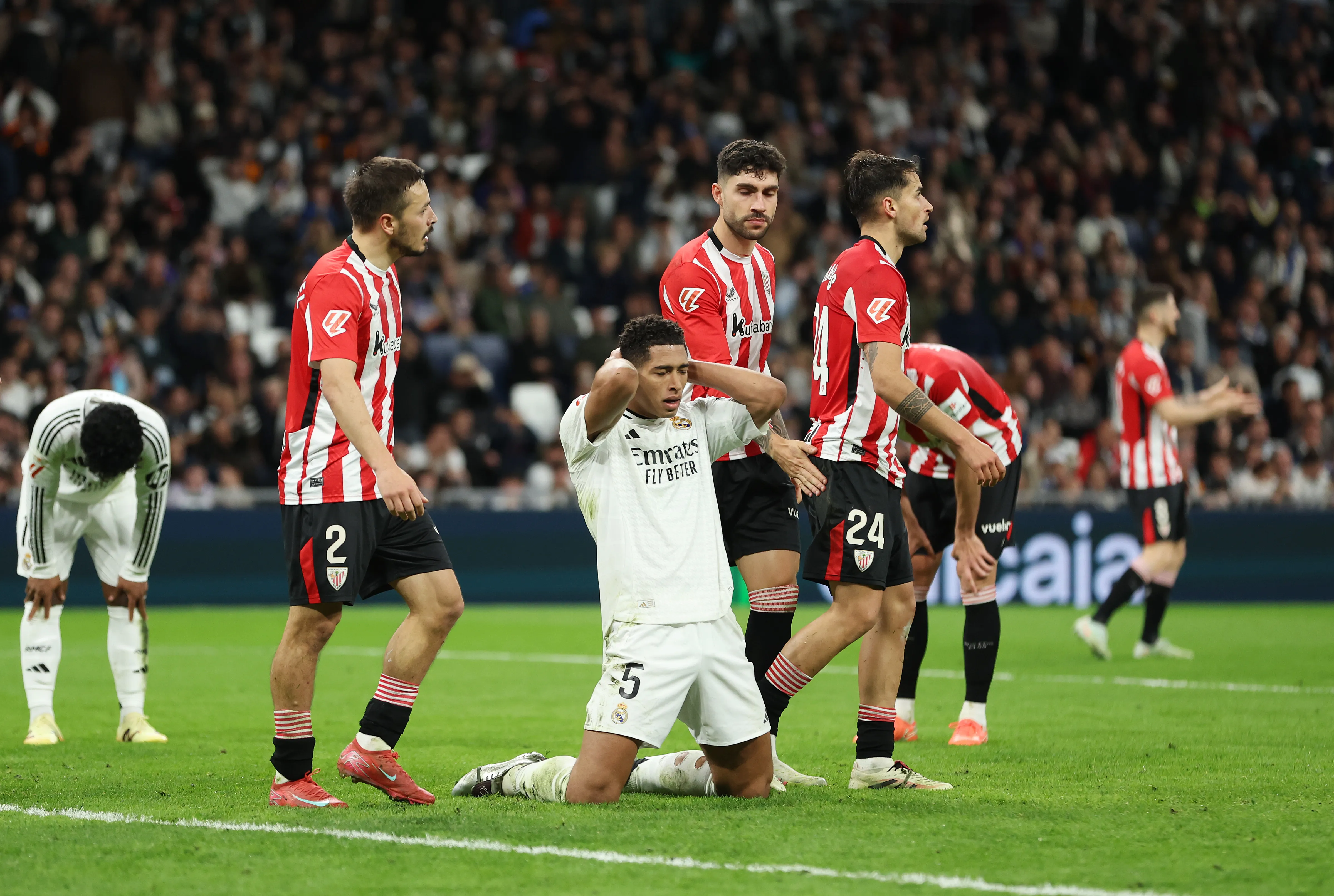 ude Bellingham, do Real Madrid, reage após uma chance perdida durante a partida da LaLiga entre Real Madrid CF e Athletic Club no Estádio Santiago Bernabéu, em 20 de abril de 2025, em Madri, Espanha. (Foto de Florencia Tan Jun/Getty Images)