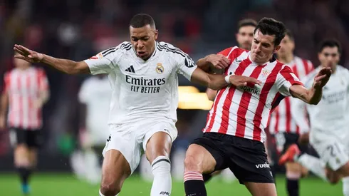 Mbappé e Daniel Vivian em campo em Bilbao x Real Madrid. Equipes se enfrentam nesta quarta (03) (Foto: Juan Manuel Serrano Arce/Getty Images)