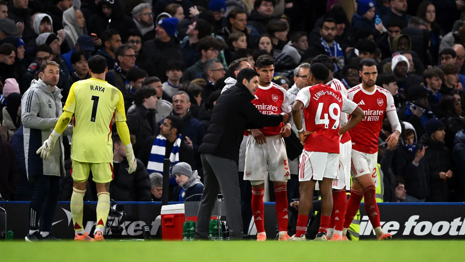 Arteta conversa com time em uma pausa na partida da Premier League. Foto: Mike Hewitt/Getty Images