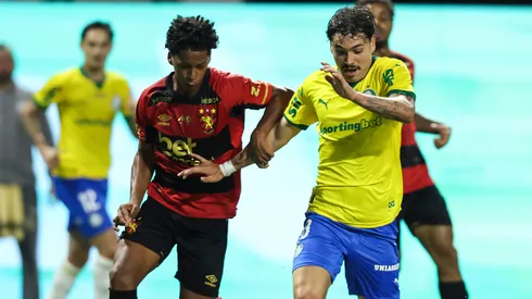 Zé Lucas disputa bola com Mauricio, do Palmeiras. (Foto: Alexandre Schneider/Getty Images)