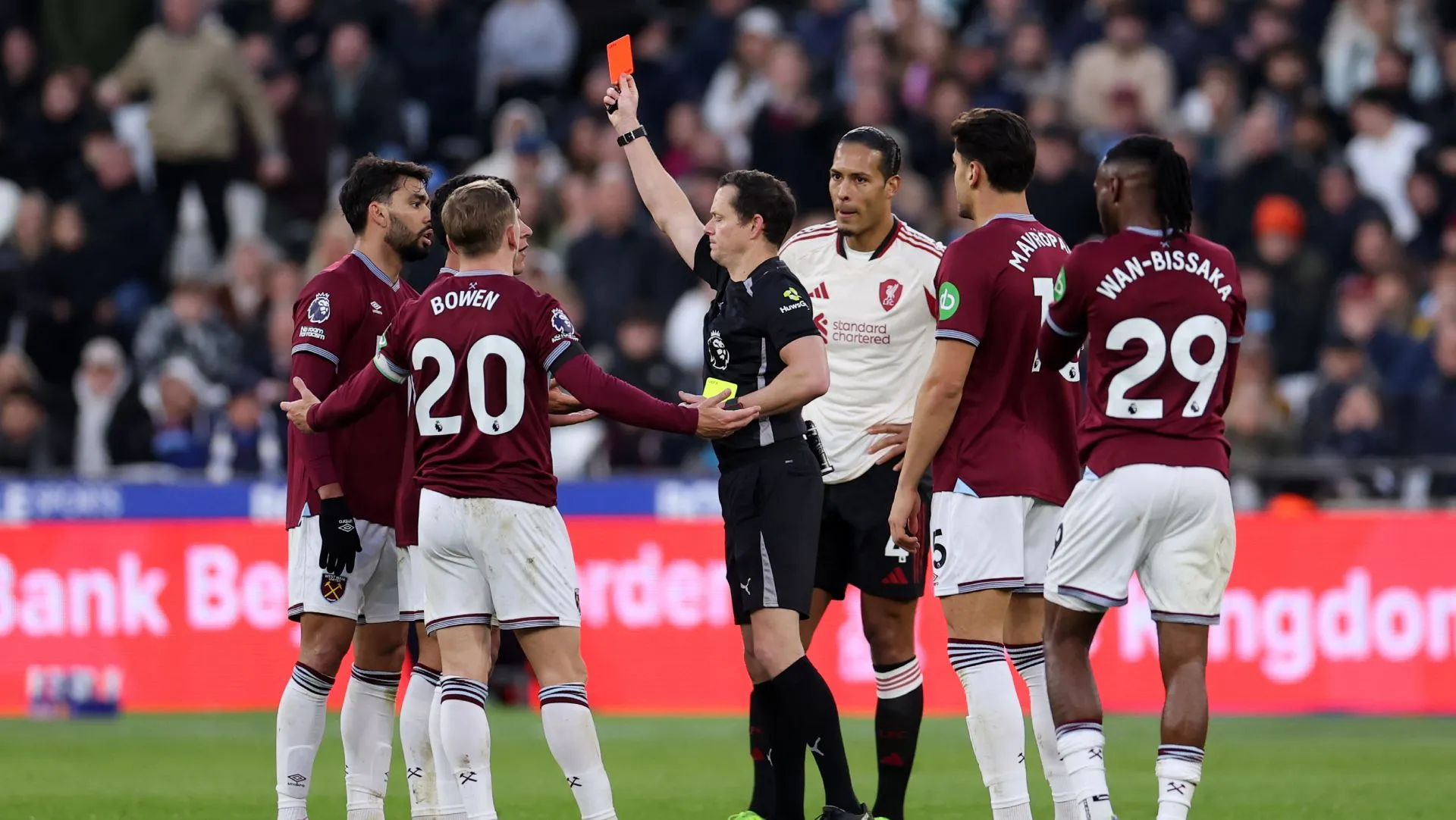 Cartão vermelho para Lucas Paqueta durante partida da Premier League., Foto: Alex Pantling/Getty Images
